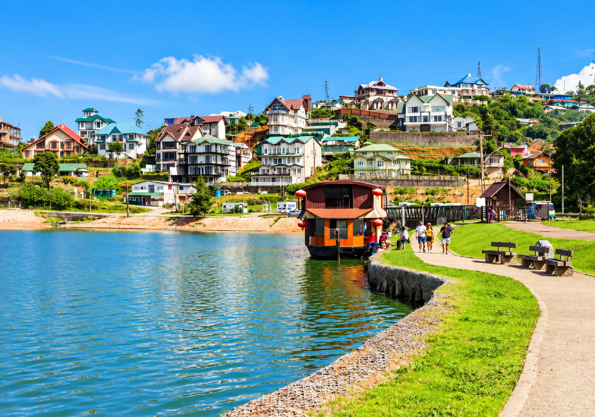 Scenic Sri Lanka lake surrounded by lush hills and colorful hillside houses